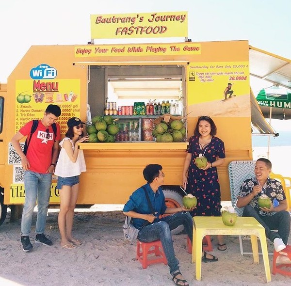 Chiếc xe tải vàng cam "nóng bỏng" ở Bàu Trắng được dân tình "ùn ùn" kéo đến check-in ảnh 6