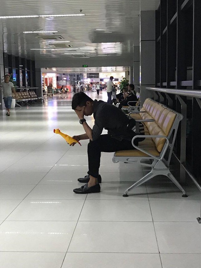 Góc sòng phẳng: Chàng trai đi gần 800km chỉ để trả lại người yêu cũ... một con gà nhựa ảnh 2