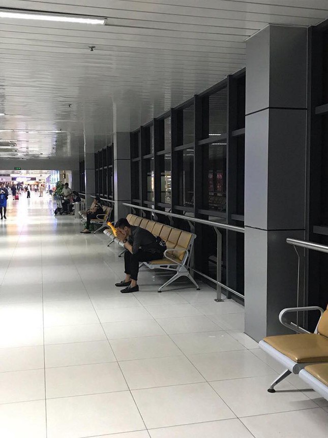 Góc sòng phẳng: Chàng trai đi gần 800km chỉ để trả lại người yêu cũ... một con gà nhựa ảnh 1