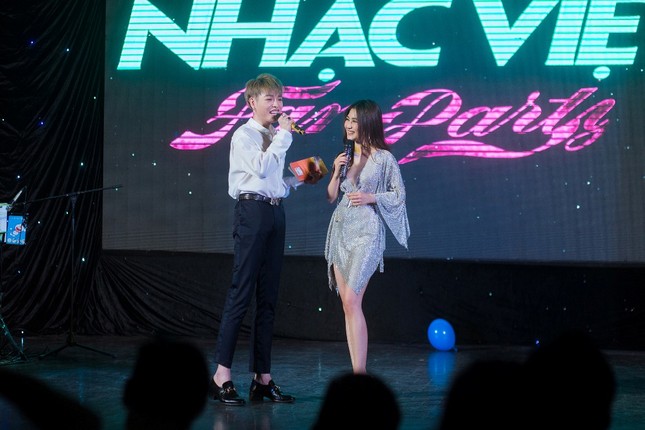 Hương Tràm gửi lời chào tạm biệt fan trước khi lên đường sang Mỹ du học ảnh 4