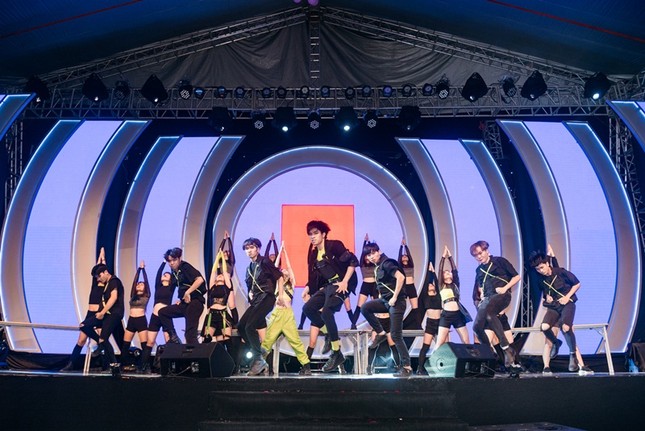 Hà Nội: Giới trẻ "quẩy" cực sung tại lễ hội K-pop Lovers và vòng loại Changwon K-pop World Festival 2019 ảnh 8