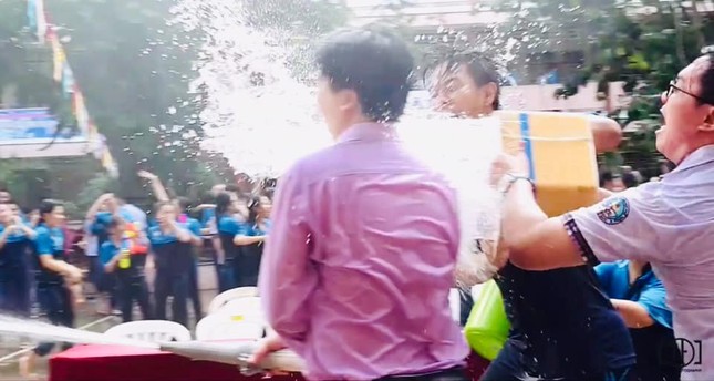 Ai bảo thầy chúng mình khó? Xem thầy "quẩy" trong buổi tiệc "bóng nước" cùng học trò đây! ảnh 3