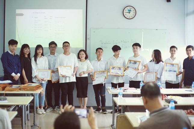 Giấy khen có "1-0-2": Biến tổng kết cuối năm thành sân khấu trao giải vui nhộn ảnh 3