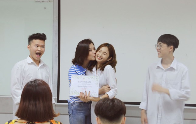 Giấy khen có "1-0-2": Biến tổng kết cuối năm thành sân khấu trao giải vui nhộn ảnh 8