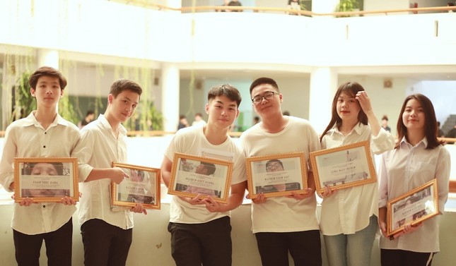 Giấy khen có "1-0-2": Biến tổng kết cuối năm thành sân khấu trao giải vui nhộn ảnh 2