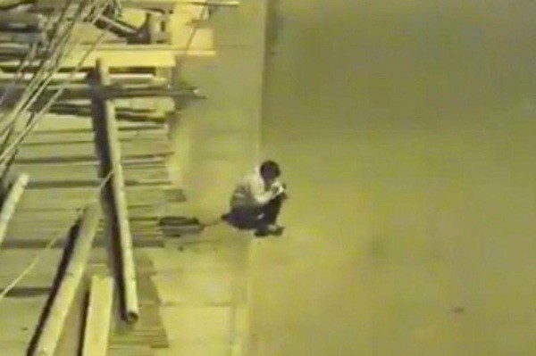 Hình ảnh cậu bé nghèo 11 tuổi học bài dưới ánh đèn đường lay động trái tim triệu phú Bahrain ảnh 2