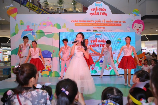 "Binh đoàn" Pikachu đáng yêu bất ngờ xuất hiện gây "náo loạn" trung tâm thương mại tại TP.HCM ảnh 9
