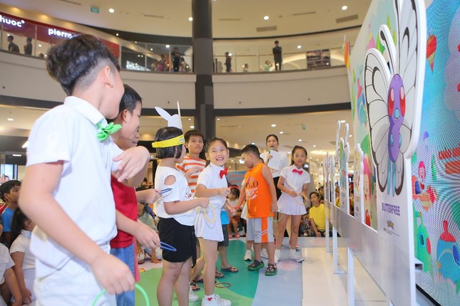 "Binh đoàn" Pikachu đáng yêu bất ngờ xuất hiện gây "náo loạn" trung tâm thương mại tại TP.HCM ảnh 11