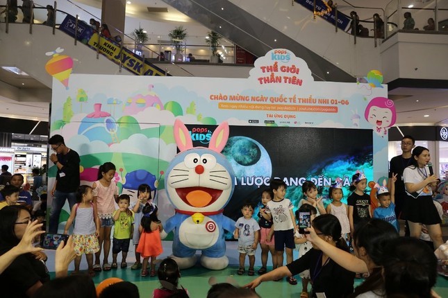 "Binh đoàn" Pikachu đáng yêu bất ngờ xuất hiện gây "náo loạn" trung tâm thương mại tại TP.HCM ảnh 12
