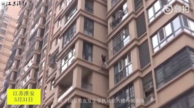 Trung Quốc: Cô gái liều lĩnh trèo từ tầng 6 chung cư ra ngoài để thoát khỏi bạn trai ảnh 1
