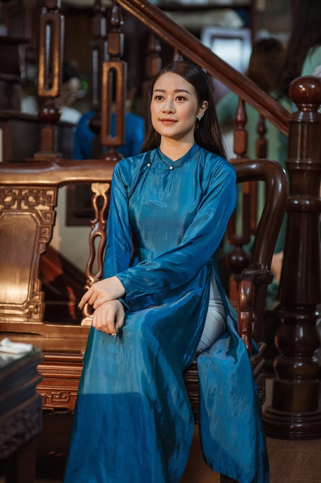 MC Phí Linh trang điểm nhẹ nhàng, xúc động nghẹn ngào trong đám hỏi tại Hà Nội ảnh 1