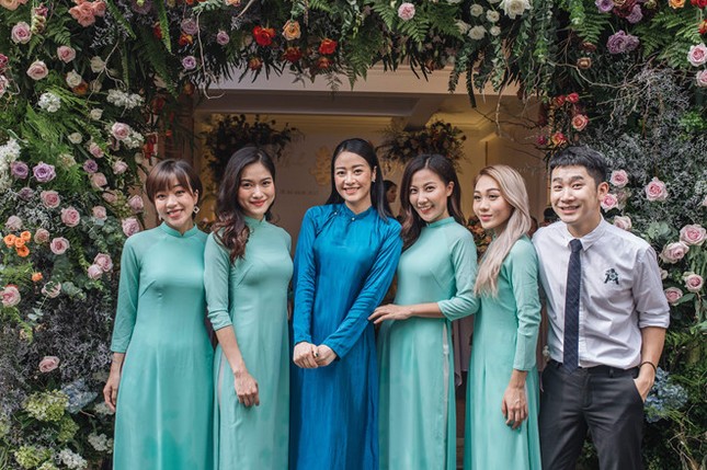 MC Phí Linh trang điểm nhẹ nhàng, xúc động nghẹn ngào trong đám hỏi tại Hà Nội ảnh 2