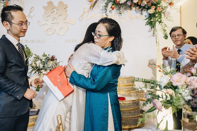 MC Phí Linh trang điểm nhẹ nhàng, xúc động nghẹn ngào trong đám hỏi tại Hà Nội ảnh 5