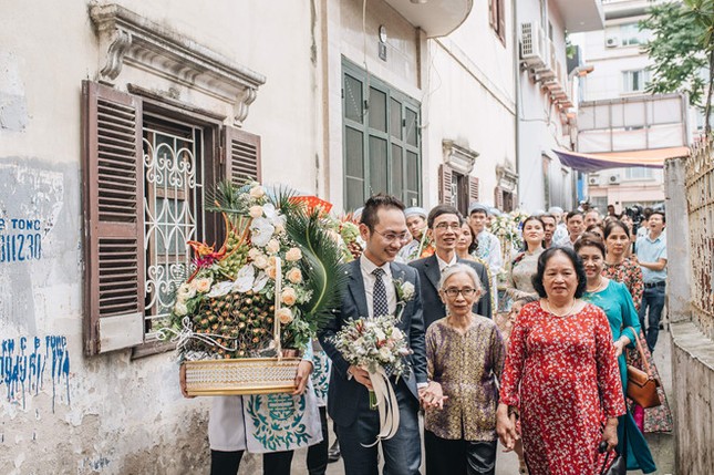 MC Phí Linh trang điểm nhẹ nhàng, xúc động nghẹn ngào trong đám hỏi tại Hà Nội ảnh 3