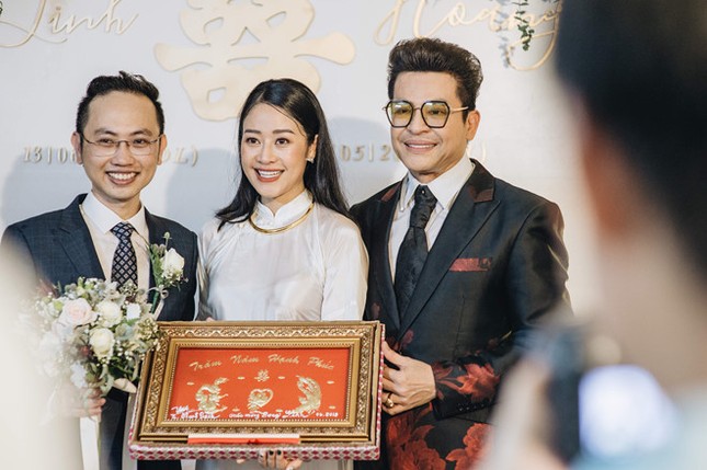 MC Phí Linh trang điểm nhẹ nhàng, xúc động nghẹn ngào trong đám hỏi tại Hà Nội ảnh 6