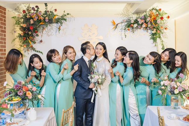 MC Phí Linh trang điểm nhẹ nhàng, xúc động nghẹn ngào trong đám hỏi tại Hà Nội ảnh 7