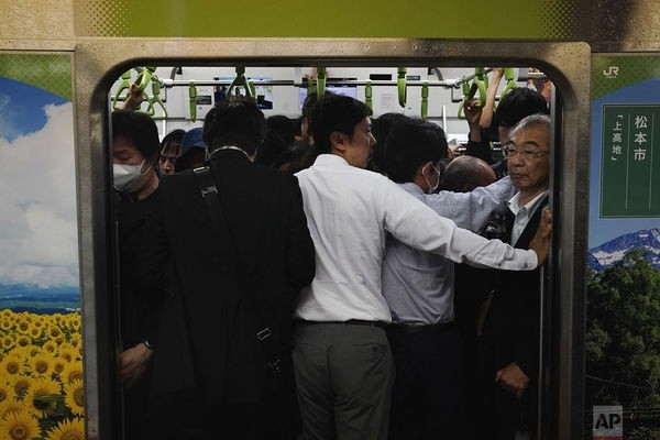 Cuộc sống ngột ngạt đến nghẹt thở ở Tokyo nhìn từ những chuyến tàu điện ngầm ảnh 3