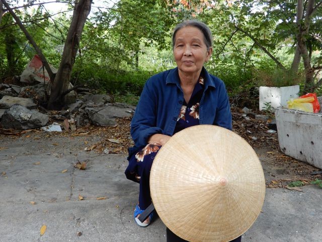 Bố mẹ bị mù, bà ngoại 71 tuổi bắt xe ôm đưa cháu đi thi ảnh 2