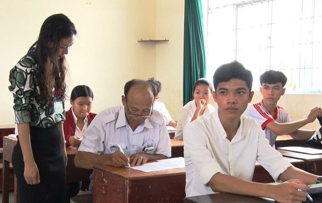 Ông ngoại đi thi tốt nghiệp THPT bị trượt… năm sau thi tiếp ảnh 1