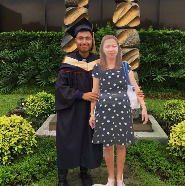 Nam sinh Philippines chụp ảnh tốt nghiệp cùng với standee in hình người mẹ quá cố ảnh 2