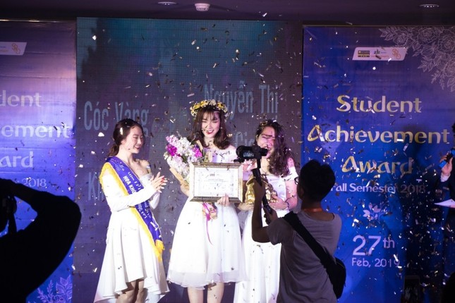 Ngưỡng mộ nữ sinh vừa xinh vừa giỏi "chuẩn" trường người ta ảnh 1