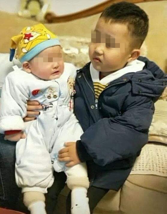 Vẻ mặt ngán ngẩm của cậu bé khi phải bế em khiến cư dân mạng thích thú ảnh 3