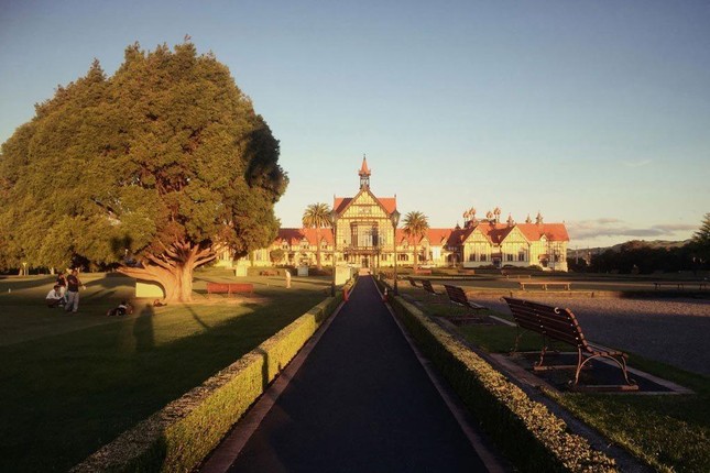 Vẻ đẹp của thành phố quanh năm ngập mùi trứng thối ở New Zealand ảnh 1