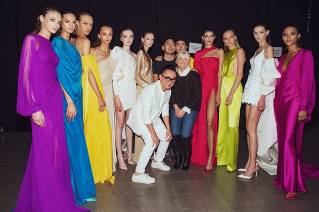 Thiên thần Victoria's Secret xuất hiện trong hậu trường BST Xuân Hè 2020 của Công Trí ảnh 8
