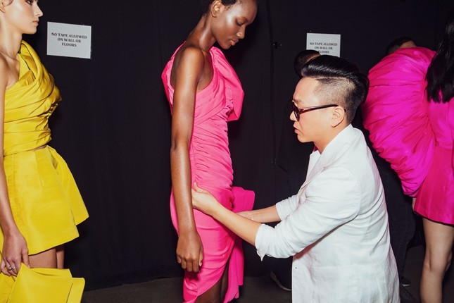 Thiên thần Victoria's Secret xuất hiện trong hậu trường BST Xuân Hè 2020 của Công Trí ảnh 9