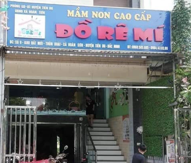 Vụ bé 3 tuổi nghi bị bỏ quên trên xe đưa đón: Tạm đình chỉ cơ sở giáo dục ảnh 1