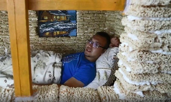 Ông bố dùng hơn 2.000 gói mì ăn liền tái chế thành ngôi nhà đồ chơi cho con sắp chào đời ảnh 3