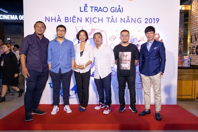 Thành viên của team đạo diễn "Em là bà nội của anh" giành giải Vàng “Nhà biên kịch tài năng 2019” ảnh 1