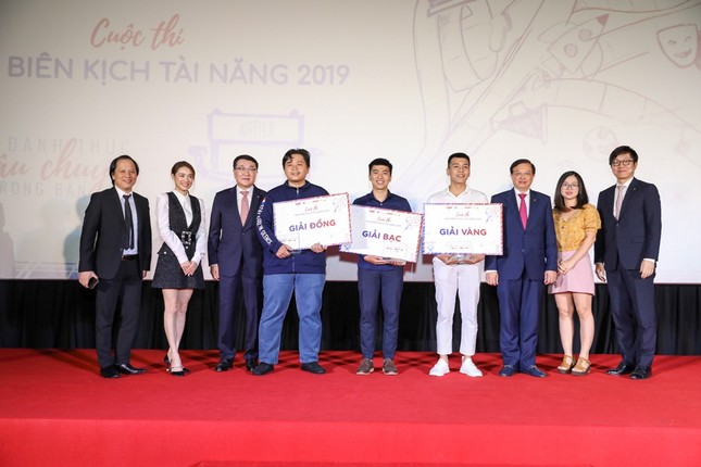 Thành viên của team đạo diễn "Em là bà nội của anh" giành giải Vàng “Nhà biên kịch tài năng 2019” ảnh 2