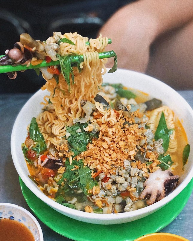 Mì ốc hến và những món hấp dẫn ngày mưa ở TP.HCM ảnh 2