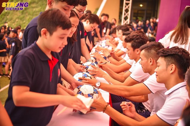 Duy Mạnh đón sinh nhật đáng nhớ với học sinh Marie Curie Hà Nội ảnh 2