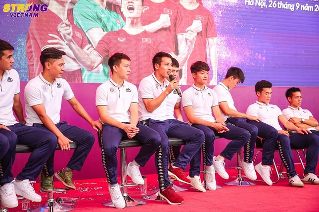 Duy Mạnh đón sinh nhật đáng nhớ với học sinh Marie Curie Hà Nội ảnh 1
