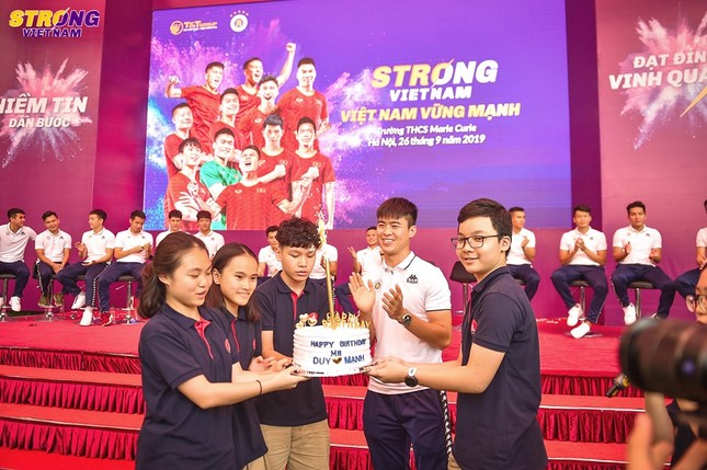 Duy Mạnh đón sinh nhật đáng nhớ với học sinh Marie Curie Hà Nội ảnh 4