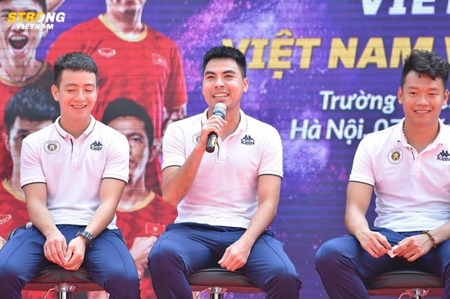Strong Vietnam 2019: Tween THCS Phù Đổng giao lưu cùng Văn Hậu trước khi anh sang Hà Lan ảnh 2