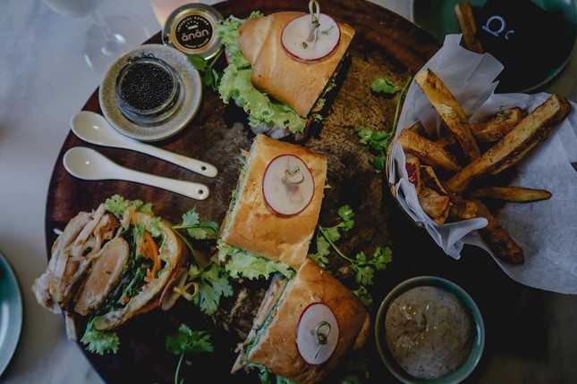 Có gì trong chiếc bánh mì giá trên trời tận 100 USD ở TP.HCM? ảnh 1