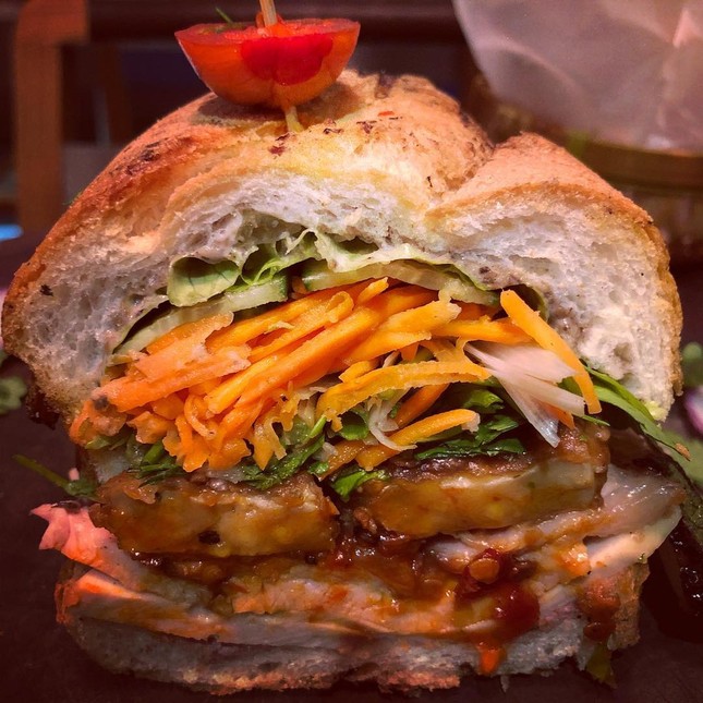 Có gì trong chiếc bánh mì giá trên trời tận 100 USD ở TP.HCM? ảnh 8