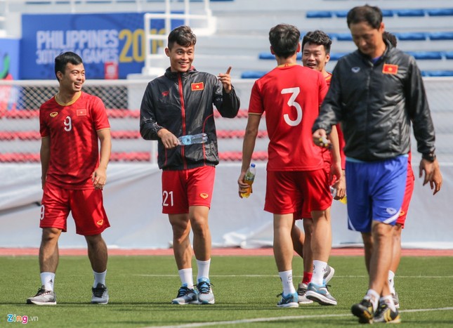 HLV Park trao đổi với Tiến Dũng trước bán kết SEA Games ảnh 1