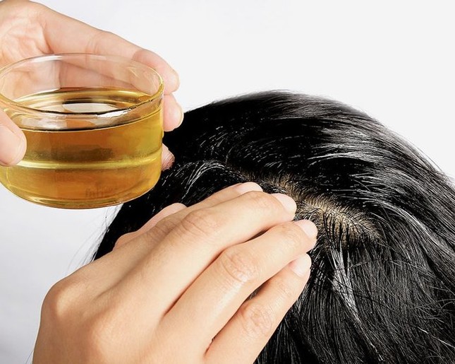 Những cách "chữa cháy" mái tóc bết dính trong ngày Đông lạnh ảnh 3