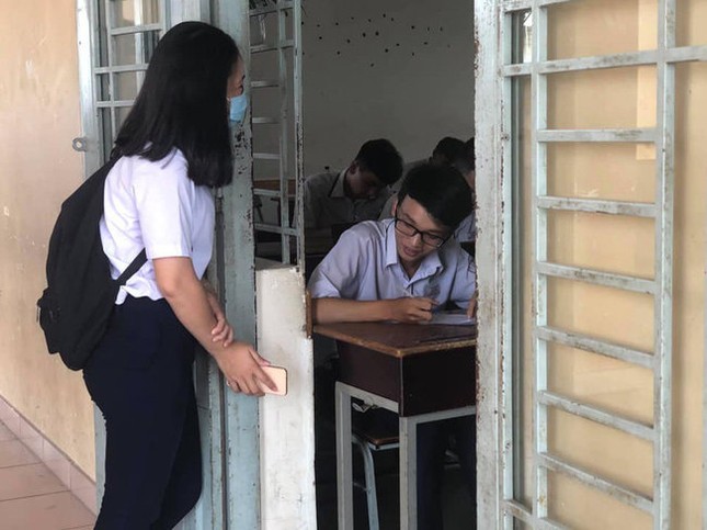Nữ sinh giơ điện thoại cho bạn chép bài trong giờ kiểm tra khiến nhiều người phải ngỡ ngàng ảnh 1