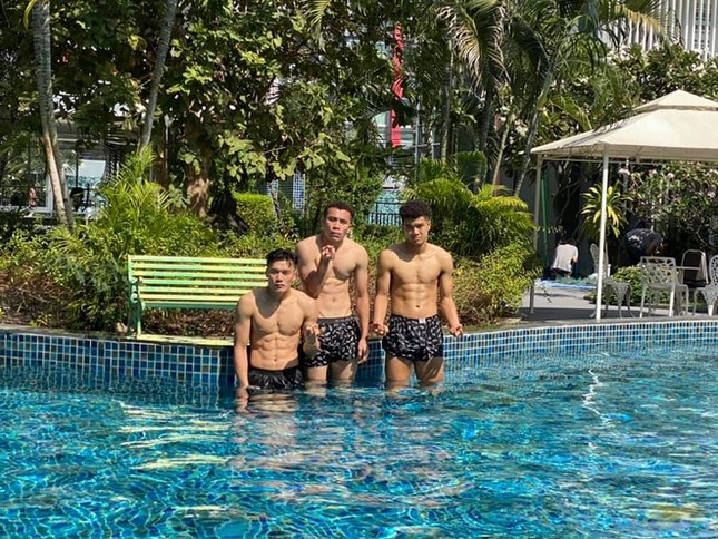 Đức Sinh, Văn Toản khám phá Thái Lan, Đức Chinh, Tiến Dũng đọ cơ bụng ảnh 2