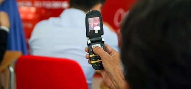Xúc động: Người mẹ lấy chiếc điện thoại nắp gập đời cũ ghi lại khoảnh khắc tốt nghiệp của con gái ảnh 1