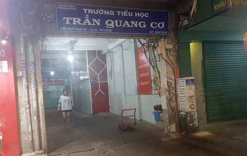 Hai học sinh mâu thuẫn, nhóm phụ huynh đánh nhau, đánh luôn cả thầy hiệu phó ảnh 1