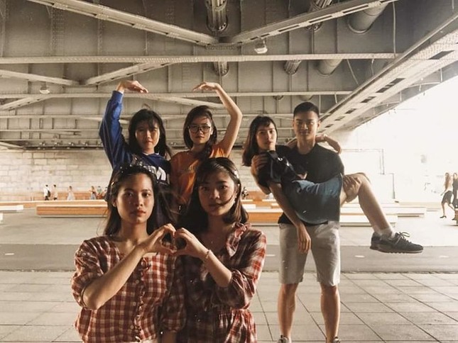 "Trend" chụp ảnh mới siêu "chất" của teen: "Đùi gác đùi", "tay kề tay" và muôn kiểu hài hước ảnh 10
