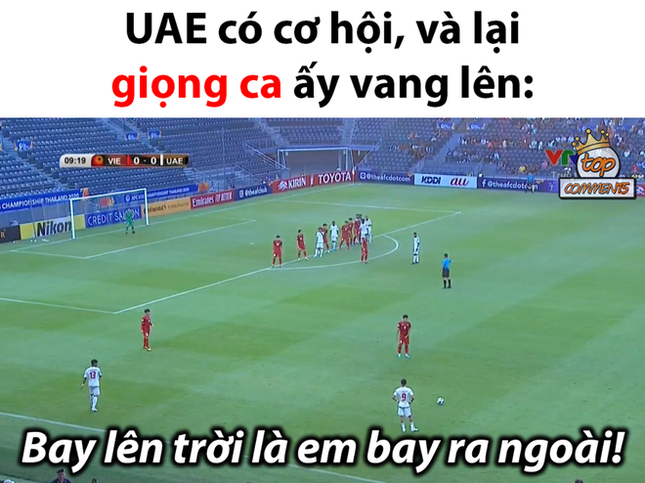 Cư dân mạng chế ảnh thủ môn Bùi Tiến Dũng lăn xả trong trận hòa U23 UAE ảnh 4