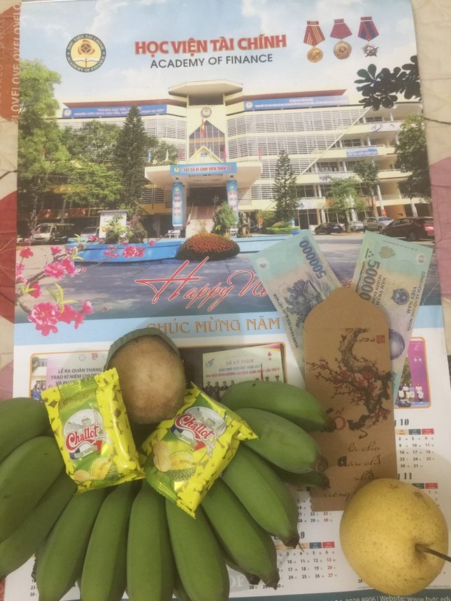 Các trường Đại học tặng quà Tết cho Sinh viên với loạt "siêu phẩm" khiến dân mạng trầm trồ ảnh 2