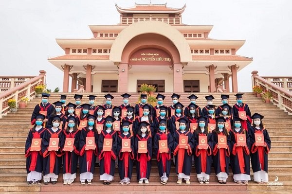 Chụp kỷ yếu giữa mùa dịch corona, lớp học nảy ra sáng kiến "độc" khiến dân mạng thích thú ảnh 1